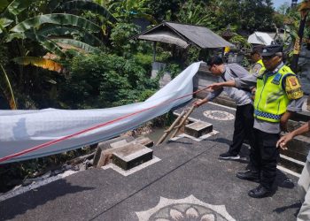 Bhabinkamtibmas Tanggap & Respon Cepat bencana longsor warga Binaan, di Banjar Tegal Temu Kelod, Desa Tibubiu, Kec. Kerambitan, Kab. Tabanan.