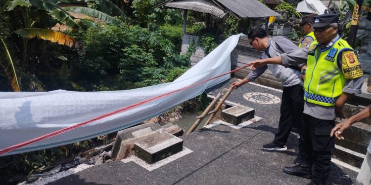 Bhabinkamtibmas Tanggap & Respon Cepat bencana longsor warga Binaan, di Banjar Tegal Temu Kelod, Desa Tibubiu, Kec. Kerambitan, Kab. Tabanan.