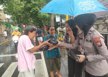 Ramadhan Berkah Polres Malang Berbagi Ratusan Kantong Takjil Untuk Pengguna Jalan