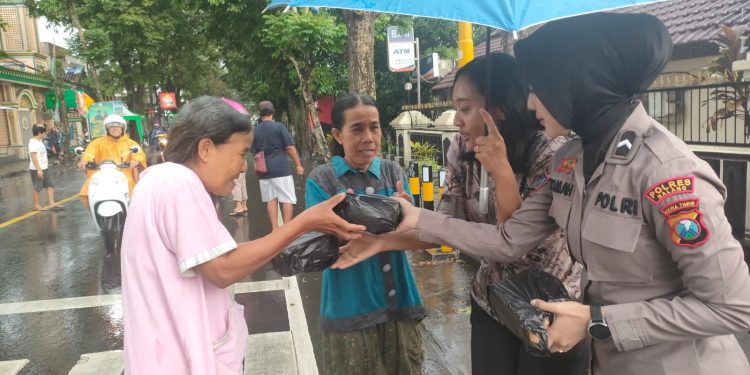 Ramadhan Berkah Polres Malang Berbagi Ratusan Kantong Takjil Untuk Pengguna Jalan