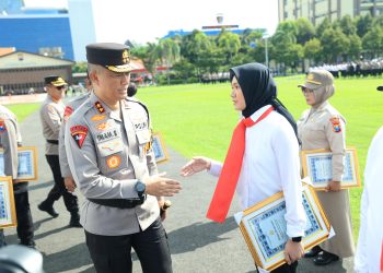 Pimpin upacara Hari Kesadaran Nasional Kapolda Jatim Beri Penghargaan 35 Anggota Berprestasi