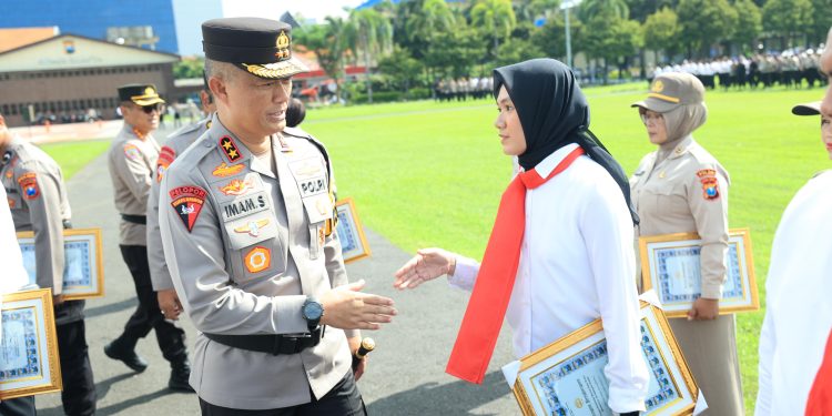 Pimpin upacara Hari Kesadaran Nasional Kapolda Jatim Beri Penghargaan 35 Anggota Berprestasi