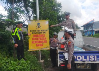 Jelang Mudik Lebaran, Polres Kediri Kota Pasang Papan Himbauan di Beberapa Titik Rawan Laka