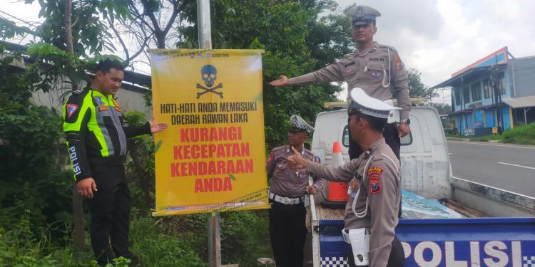 Jelang Mudik Lebaran, Polres Kediri Kota Pasang Papan Himbauan di Beberapa Titik Rawan Laka