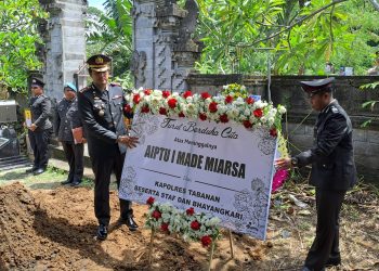 Kapolres Tabanan Pimpin Upacara Pemakaman Secara Dinas Kepolisian Alm. AiptuI Made Miarsa