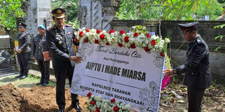 Kapolres Tabanan Pimpin Upacara Pemakaman Secara Dinas Kepolisian Alm. AiptuI Made Miarsa