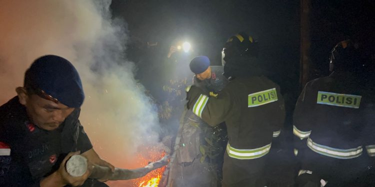 KEBAKARAN HUTAN DAN LAHAN DI KAWASAN BANDARA HANG NADIM BATAM BERHASIL DIPADAMKAN SATBRIMOB POLDA KEPRI