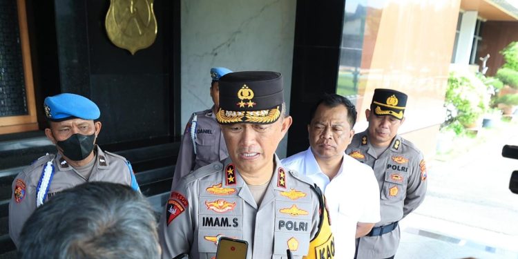 Dinilai Berprestasi Kapolda Jatim Beri Penghargaan Tim Satgas Pangan