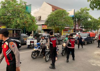 Ramadhan Berkah Polres Tulungagung Berbagi Takjil Jelang Buka Puasa