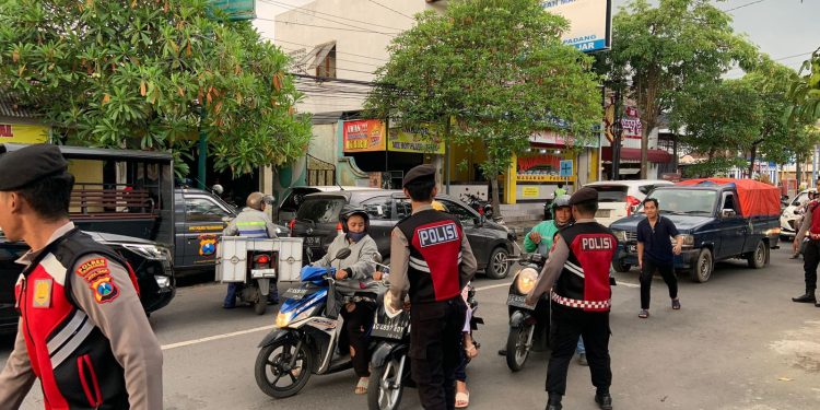 Ramadhan Berkah Polres Tulungagung Berbagi Takjil Jelang Buka Puasa