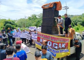 Aliansi Jasa Kontruksi Situbondo ( AKSI ),.. Menggelar Gelar Demo Menuntut Rekanan Luar Tak Monopoli Pekerjaan Dan Minta Untuk Mencopot Pejabat Yang Arogan Situbondo.