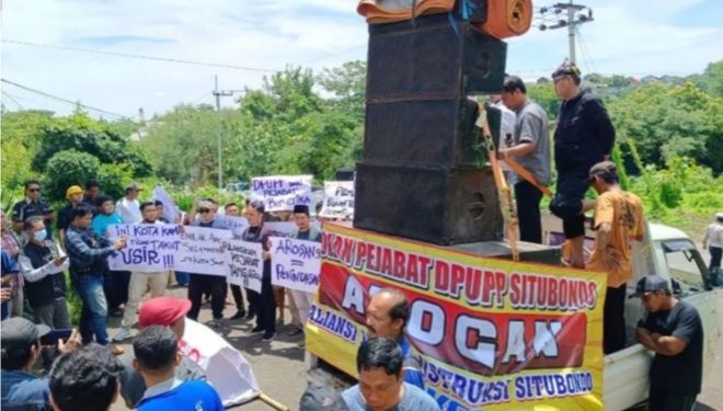 Aliansi Jasa Kontruksi Situbondo ( AKSI ),.. Menggelar Gelar Demo Menuntut Rekanan Luar Tak Monopoli Pekerjaan Dan Minta Untuk Mencopot Pejabat Yang Arogan Situbondo.