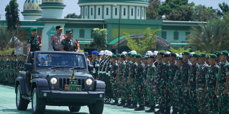 Pimpin Apel Gelar Pasukan Pam VVIP Kunker Presiden RI di Kalbar, Kapolda Kalbar Minta Personel Jalin Kolaborasi dan Soliditas Dengan Seluruh Pihak