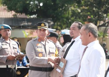 Berprestasi dan Berdedikasi Tinggi, Puluhan Personel Polres Kediri Terima Penghargaan