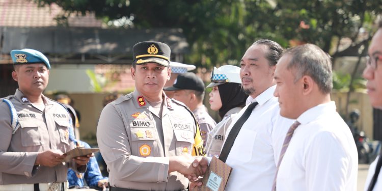Berprestasi dan Berdedikasi Tinggi, Puluhan Personel Polres Kediri Terima Penghargaan