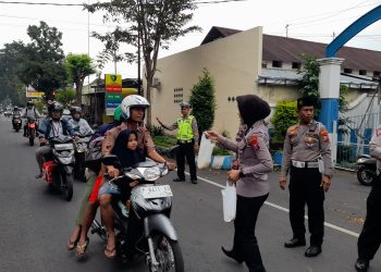 Polres Bondowoso Berbagi Takjil Sembari Edukasi Pengendara Tertib Lalu Lintas