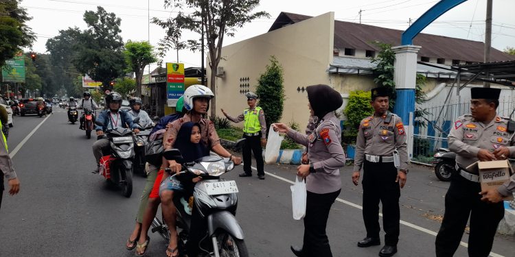 Polres Bondowoso Berbagi Takjil Sembari Edukasi Pengendara Tertib Lalu Lintas