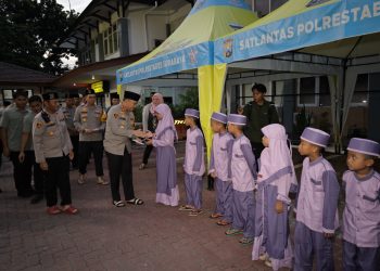 Safari Ramadhan ke Jajaran, Kapolrestabes Surabaya Beri Taliasih untuk Anak Yatim