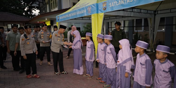 Safari Ramadhan ke Jajaran, Kapolrestabes Surabaya Beri Taliasih untuk Anak Yatim