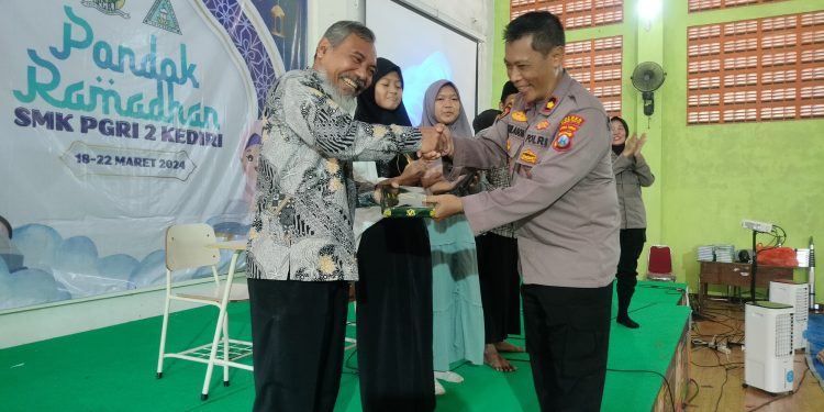 Kapolsek Mojoroto Ajak Pelajar SMK PGRI 2 Kediri Stop Aksi Bulliying