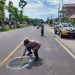 Cegah Laka Lantas, Polres Nganjuk Tandai Jalan Berlubang di Wilayahnya dengan Cat Putih
