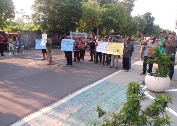 Aliansi Masyarakat Sadar Pemilu Geruduk Kantor KPU dan Polres Jombang