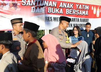 Berkah Ramadhan, Polres Metro Jakarta Barat dan Polsek Kalideres Bagikan 250 Paket Takjil dan Santunan untuk Anak Yatim