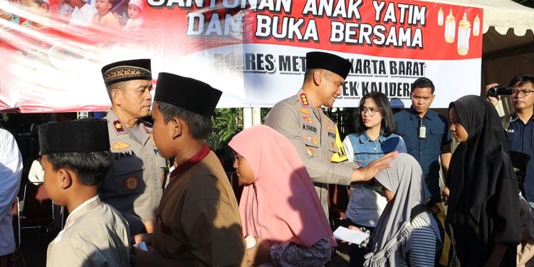 Berkah Ramadhan, Polres Metro Jakarta Barat dan Polsek Kalideres Bagikan 250 Paket Takjil dan Santunan untuk Anak Yatim