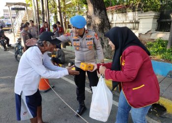 Harmoni di Bulan Ramadhan: Polsek Metro Tamansari dan Mahasiswa Bagikan Takjil kepada Masyarakat