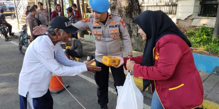 Harmoni di Bulan Ramadhan: Polsek Metro Tamansari dan Mahasiswa Bagikan Takjil kepada Masyarakat