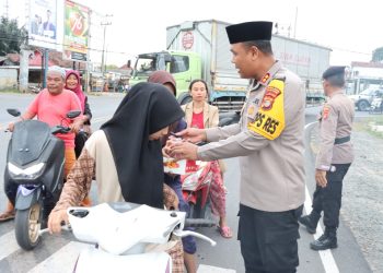 Polres Tulang Bawang Bagikan Takjil Gratis di Tugu Garuda, AKBP James Sampaikan Pesan Ini