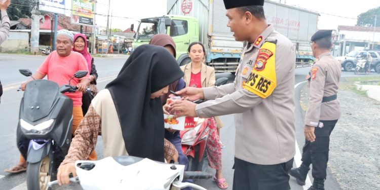 Polres Tulang Bawang Bagikan Takjil Gratis di Tugu Garuda, AKBP James Sampaikan Pesan Ini