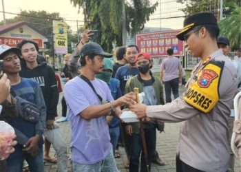 Dalam Suasana Bulan Puasa , Kapolres Situbondo Memberikan Takjil Kepada Para Pendemo.