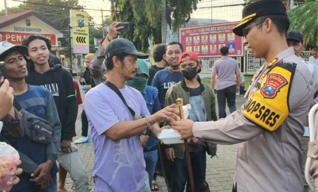 Dalam Suasana Bulan Puasa , Kapolres Situbondo Memberikan Takjil Kepada Para Pendemo.