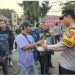 Dalam Suasana Bulan Puasa , Kapolres Situbondo Memberikan Takjil Kepada Para Pendemo.