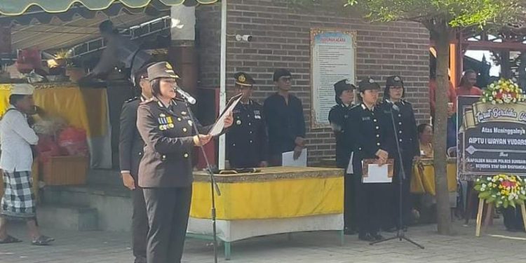 Polres Tabanan Laksanakan upacara Secara Dinas Kepolisian Perabuan jenazah Almarhum AIPTU I WAYAN YUDARSANA