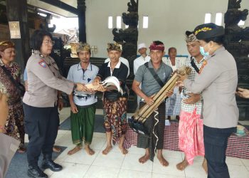 Polres Tabanan Menyerahkan Sarkon kepada Masyarakat Desa Mambang