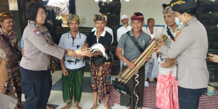 Polres Tabanan Menyerahkan Sarkon kepada Masyarakat Desa Mambang
