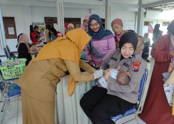 Dukung Pemerintah Tangani Stunting, Polwan Polres Mojokerto Bantu Sukseskan Posyandu.