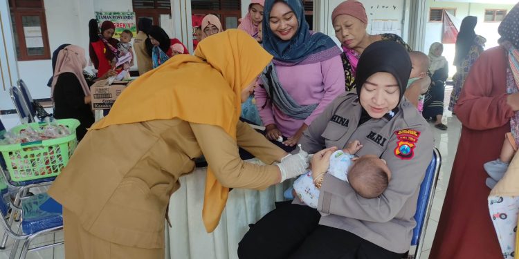 Dukung Pemerintah Tangani Stunting, Polwan Polres Mojokerto Bantu Sukseskan Posyandu.