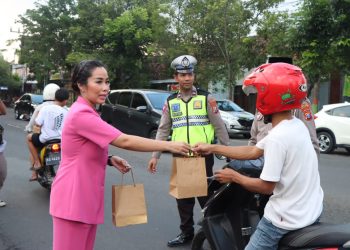 Polres Nganjuk Bersama Pengurus Bhayangkari Cabang Nganjuk Bagikan Takjil untuk Pengguna Jalan
