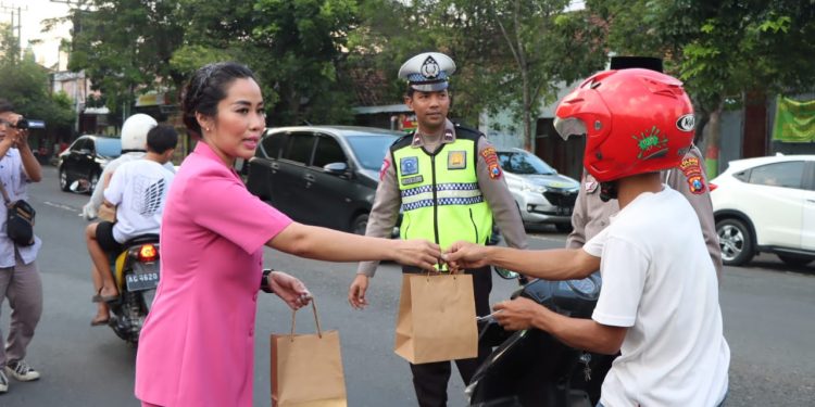 Polres Nganjuk Bersama Pengurus Bhayangkari Cabang Nganjuk Bagikan Takjil untuk Pengguna Jalan