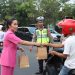 Polres Nganjuk Bersama Pengurus Bhayangkari Cabang Nganjuk Bagikan Takjil untuk Pengguna Jalan