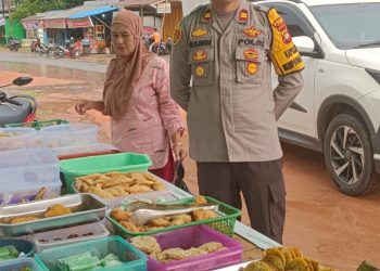 Jelang Buka Puasa , Kapolsek Mempawah Hulu Pantau langsung Kegiatan Di Pasar Juadah.