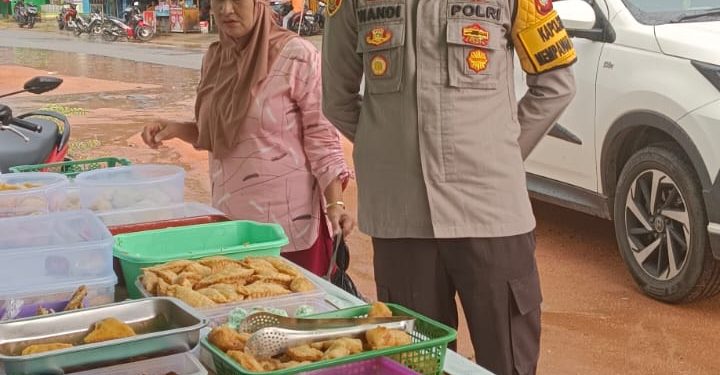 Jelang Buka Puasa , Kapolsek Mempawah Hulu Pantau langsung Kegiatan Di Pasar Juadah.