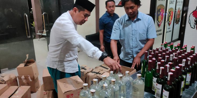 Polres Jombang Tangkap 8 Penjual Miras dengan Ratusan Botol Barang Bukti dalam Dua Hari