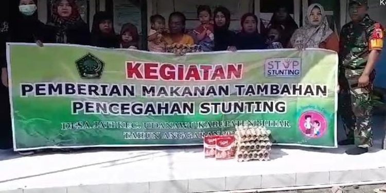 Serda Cahyo EP. Babinsa Koramil 0808/08 Udanawu : Pemberian Makanan Tambahan Upaya Cegah Stunting
