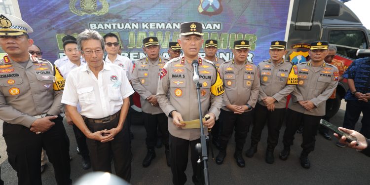 Kapolda Jatim Berangkatkan 50.789 Paket Bantuan Kemanusiaan untuk Warga Terdampak Banjir di Jawa Tengah