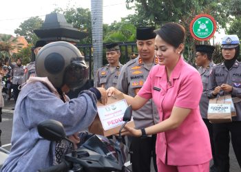Ramadhan Penuh Berkah, Kapolres Bersama Ketua Bhayangkari Cabang Kediri Kota Berbagi  Takjil