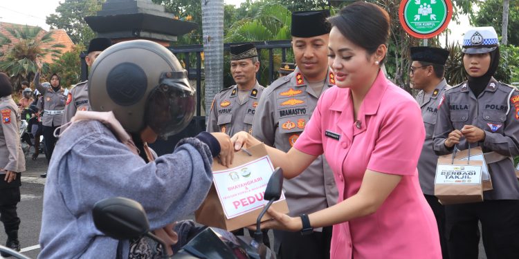 Ramadhan Penuh Berkah, Kapolres Bersama Ketua Bhayangkari Cabang Kediri Kota Berbagi  Takjil